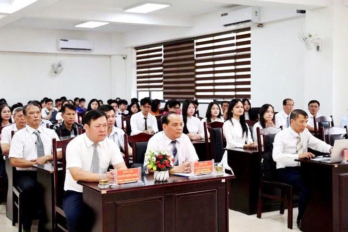 Đại biểu dự Lễ kết nạp Đảng viên mới tại Trường THPT Chuyên Lào Cai. Ảnh: CTV