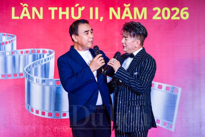Cặp song ca bất đắc dĩ MC Quyền Linh và Đàm Vĩnh Hưng đã “dìu” nhau vượt qua bài hát một cách ngoạn mục, khiến khán giả vỗ tay không ngớt.