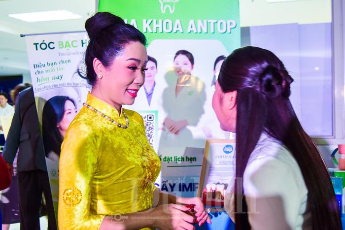 Tại khu trải nghiệm, nhiều nghệ sĩ cùng khách mời cho rằng nụ cười có thể mở ra cơ hội nghề nghiệp và tạo thiện cảm ngay từ lần gặp đầu tiên.