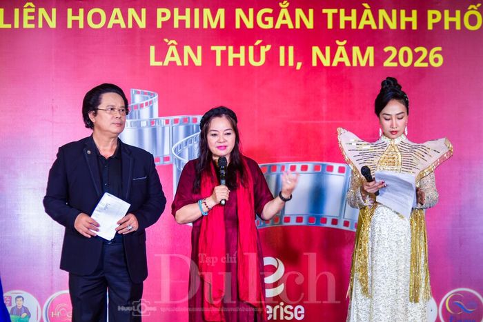 "Những câu chuyện về sự cống hiến thầm lặng của thế hệ đi trước tạo nên không gian lắng đọng, nơi điện ảnh hiện lên như ký ức chung của cộng đồng sáng tạo".
