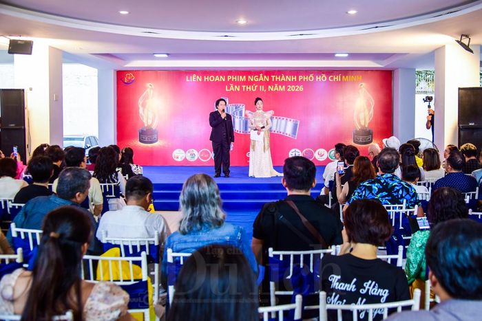 Trong giọng dẫn chậm rãi và giàu chất tự sự, MC Công Hậu và Kim Phượng đã dẫn dắt trở về những ký ức nghề nghiệp thiêng liêng.