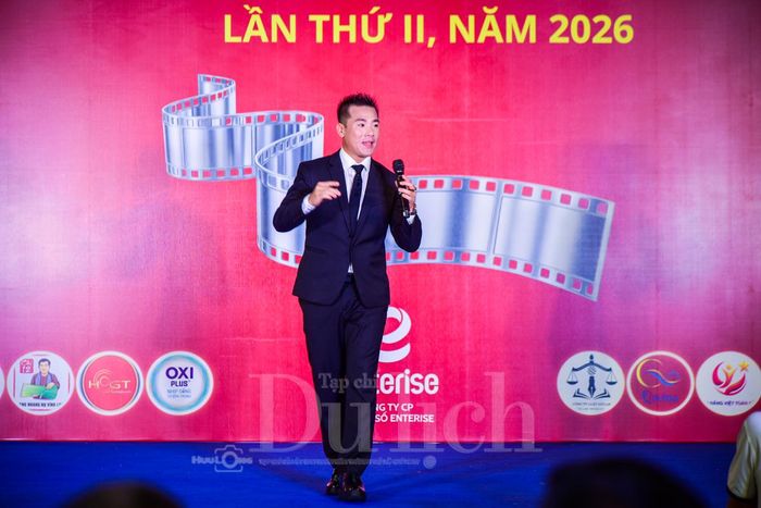 Ca sĩ Tạ Xuân Trung với ca khúc giàu năng lượng, tạo đà cảm xúc cho các tiết mục tiếp theo, hình thành dòng chảy nghệ thuật liên tục trong suốt đêm hội.