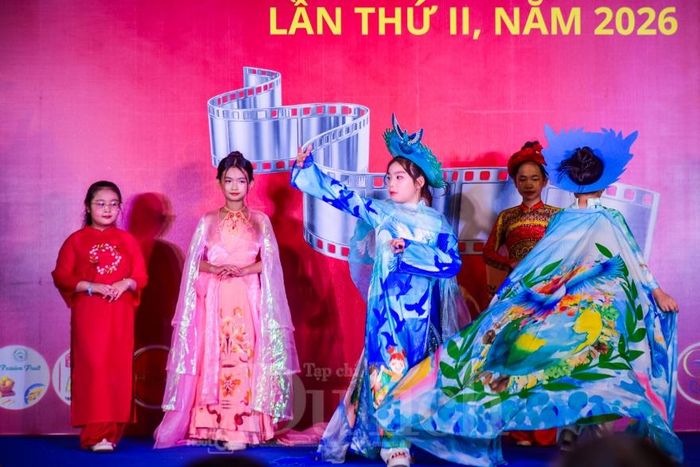 Sự kiện do Hội Điện ảnh TP.HCM tổ chức, quy tụ đông đảo nghệ sĩ, nhà làm phim và khách mời nhiều thế hệ trong bầu không khí trang trọng, giàu cảm xúc.