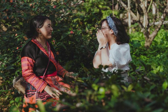 Du khách thích thú với khăn vẽ sáp ong ở bản Hua Tạt, Sơn La