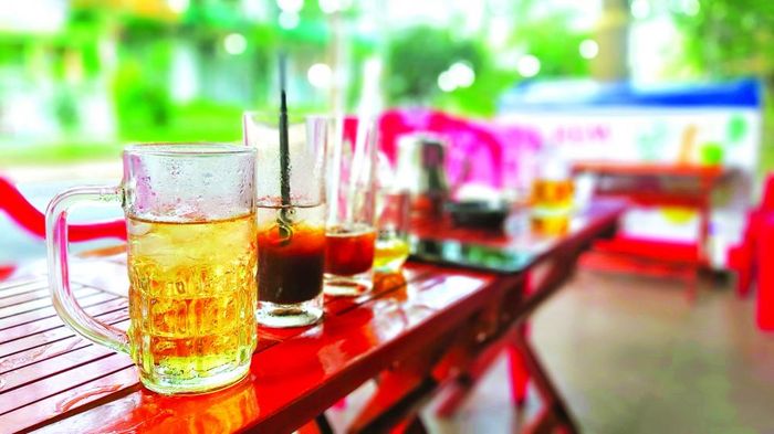Ly trà đá mát lạnh giúp người Sài Gòn giải khát đã trở thành một phần không thể thiếu trong văn hóa ẩm thực của TP.HCM.
