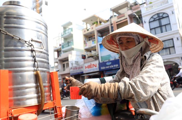 Ở thành phố, một vài tiệm cơm bình dân còn phục vụ sẵn những bình trà đá miễn phí dành tặng người lao động.