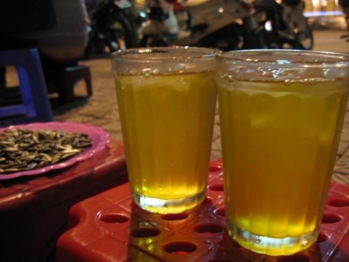 Cốc trà đá vỉa hè ở Hà Nội có vị đậm đà hơn.