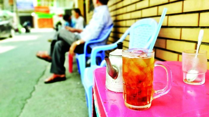 Ly trà đá thanh mát tại một quán cà phê. Đây là hình ảnh thường thấy ở những quán cà phê bình dân giữa lòng thành phố.