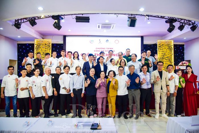 Hiệp hội Du lịch TP.HCM phối hợp Chi hội Đầu bếp chuyên nghiệp Sài Gòn tổ chức buổi vinh danh hai đầu bếp trẻ Trịnh Tuấn Dũng và Lê Đắc Minh Quân vào sáng 8-6.