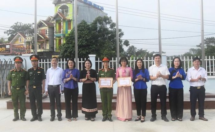 Ban Thường vụ Đảng ủy phường Nùng Trí Cao khen thưởng 2 đảng viên có thành tích tiêu biểu xuất sắc trong công tác.