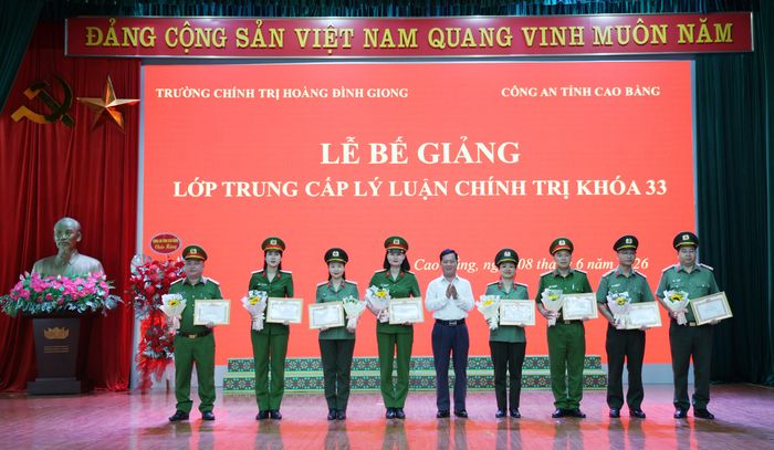 Lãnh đạo Trường Chính trị Hoàng Đình Giong trao giấy khen cho 8 học viên có thành tích xuất sắc.