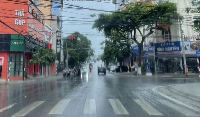 Trong khoảng thời gian từ 30 phút đến 3 giờ tới, những vùng mây đối lưu sẽ tiếp tục phát triển, di chuyển khả năng gây mưa rào và dông cho các thôn/tổ dân phố trên địa bàn tỉnh.