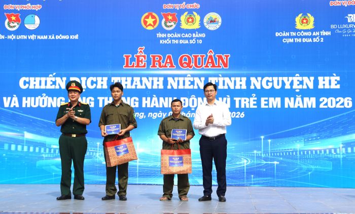 Ban Tổ chức trao tặng các phần quà an sinh xã hội tại chương trình.