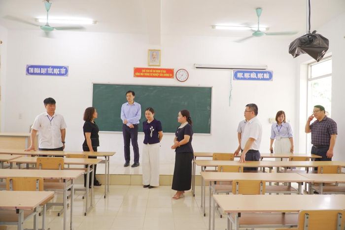 Đoàn công tác kiểm tra phòng thi tại Điểm thi Trường THPT Phục Hòa.