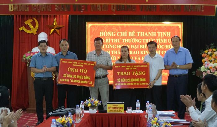 Đoàn công tác trao kinh phí hỗ trợ xóa nhà tạm, nhà dột nát cho xã Tĩnh Túc.