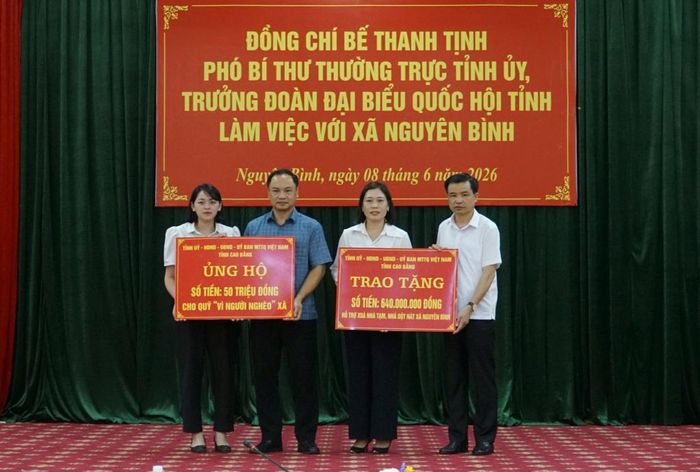 Phó Bí thư Thường trực Tỉnh ủy, Trưởng Đoàn đại biểu Quốc hội tỉnh Bế Thanh Tịnh trao kinh phí ủng hỗ "Quỹ vì người nghèo" và chương trình xóa nhà tạm, nhà dột nát tại xã Nguyên Bình.