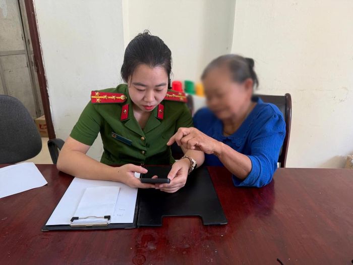 Bà L.T.V trình báo tại cơ quan Công an xã Quảng Uyên.