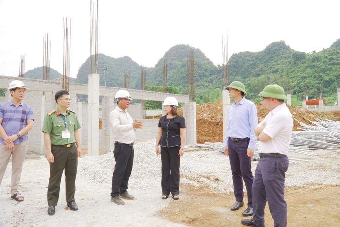 Đoàn công tác kiểm tra tiến độ thi công các hạng mục công trình Trường Phổ thông Dân tộc nội trú Tiểu học và THCS Phục Hòa.