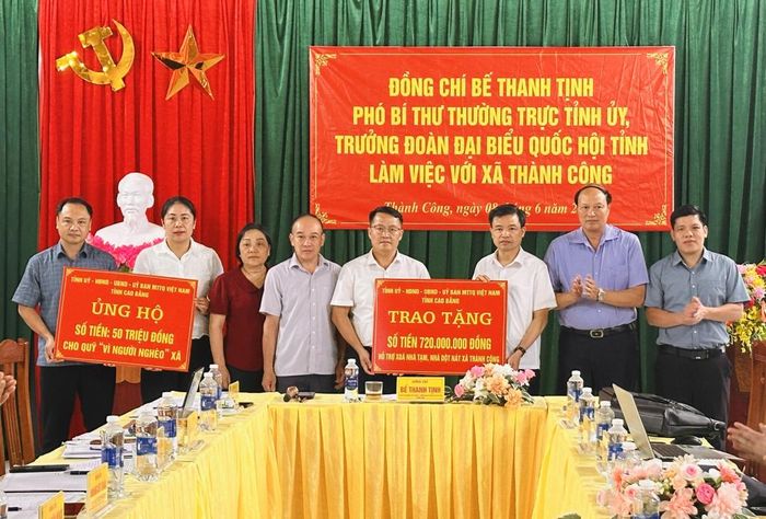 Đoàn công tác trao số tiền ủng hộ cho Quỹ “Vì người nghèo” và kinh phí hỗ trợ xóa nhà tạm, nhà dột nát trên địa bàn xã Thành Công.