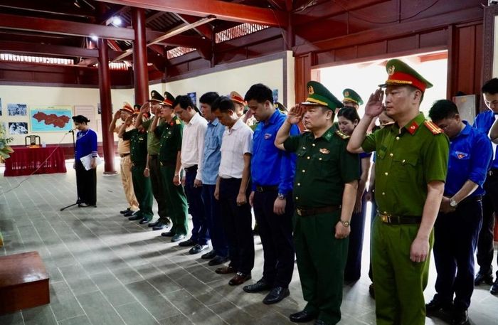 Các đại biểu dâng hương tưởng niệm chủ tịch Hồ Chí Minh tại khu di tích Quốc gia đặc biệt Địa điểm Chiến thắng Biên giới năm 1950.