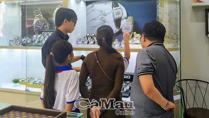Khách hàng chọn mua đồng hồ tại cửa hàng CASIO - ORI, phường Tân Thành.