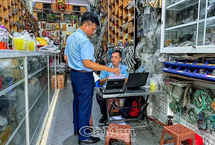 Lực lượng quản lý thị trường tỉnh kiểm tra, xử lý một cơ sở kinh doanh vi phạm về nhãn hiệu hàng hóa tại khu vực chợ Tắc Vân.