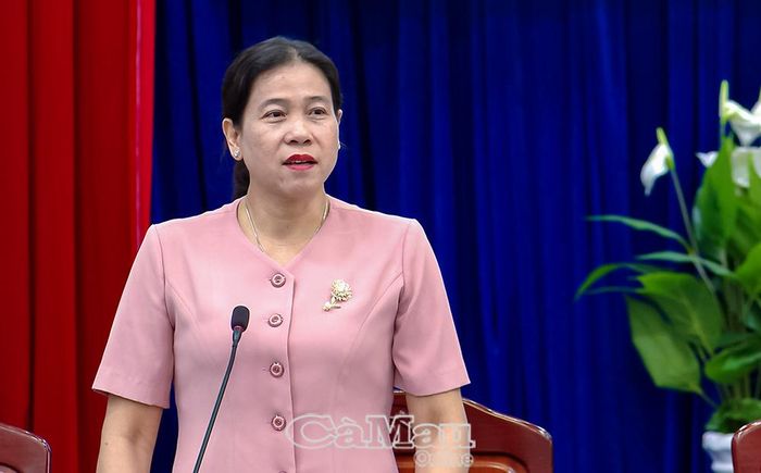  Đồng chí Tô Việt Thu, Bí thư Đảng ủy phường Bạc Liêu, trao đổi về yêu cầu đổi mới tư duy và hành động trong thực hiện chuyển đổi số, đổi mới sáng tạo.