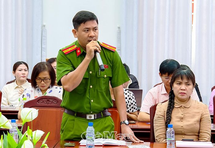  Thiếu tá Phan Thanh Hùng, Công an phường Bạc Liêu, trao đổi về giải pháp xử lý những bất cập trong liên thông dữ liệu giữa các ngành, địa phương.