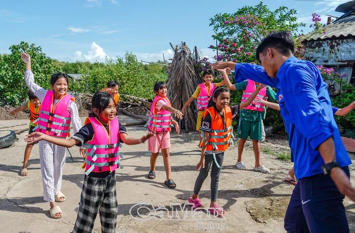 Ðoàn viên, thanh niên xã Cái Ðôi Vàm hướng dẫn kỹ năng phòng, chống đuối nước cho các em nhỏ.