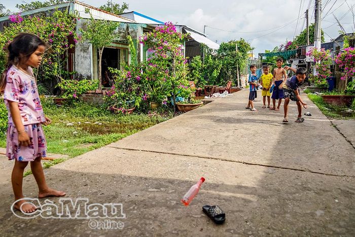 Giữa xóm biển còn nhiều khó khăn ở ấp Gò Công, xã Cái Ðôi Vàm, lộ xe trước nhà trở thành "sân chơi" của các em nhỏ.