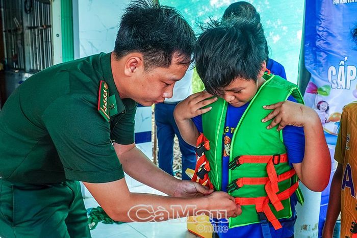 Chiến sĩ Ðồn Biên phòng Cái Ðôi Vàm đồng hành cùng các em trong hoạt động hè.