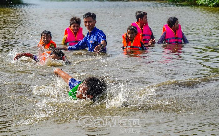 Trẻ em xã Cái Ðôi Vàm thực hành kỹ năng an toàn trên sông nước.