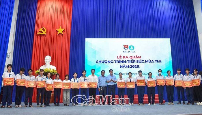 Ông Trần Hoàng Duyên, Phó Chủ tịch Thường trực Hội Khuyến học tỉnh, Giám đốc Quỹ Khuyến học Võ Văn Kiệt và Tiến sĩ Đặng Trí Thủ, Phó Giám đốc Sở Giáo dục và Đào tạo tỉnh Cà Mau, trao 20 suất học bổng cho học sinh lớp 12 có hoàn cảnh khó khăn.