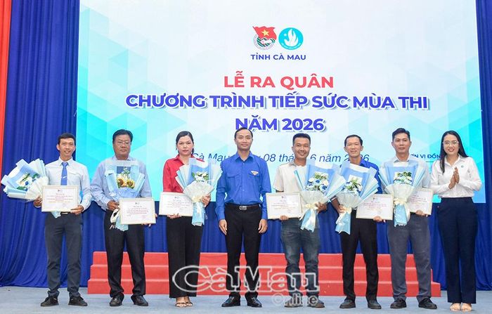 Ông Phạm Tuấn Tài, Phó Chủ tịch Ủy ban MTTQ Việt Nam tỉnh Cà Mau, Bí thư Tỉnh đoàn, Chủ tịch Hội Liên hiệp Thanh niên Việt Nam tỉnh (giữa) và bà Nguyễn Trang Anh Thư, Phó Bí thư Tỉnh đoàn, Chủ tịch Hội Sinh viên Việt Nam tỉnh (bìa phải), trao thư cảm ơn và hoa cho các đơn vị, doanh nghiệp đồng hành cùng Chương trình “Tiếp sức mùa thi” năm 2026.