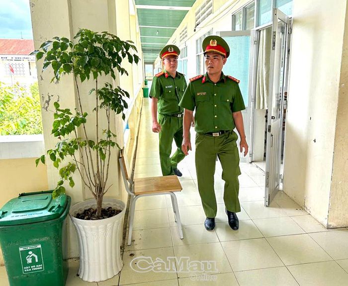Lực lượng công an phường Giá Rai kiểm tra, rà soát các điều kiện đảm bảo an ninh, an toàn tại Trường THPT Nguyễn Trung Trực (phường Giá Rai) trước kỳ thi tốt nghiệp THPT năm 2026. Ảnh: QUỐC TRUYỀN.
