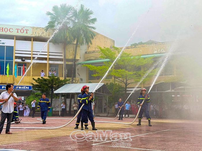  Các phương án phòng cháy, chữa cháy và cứu nạn cứu hộ được rà soát, thực tập nhằm bảo đảm an toàn tại điểm thi.