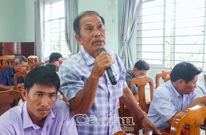 Ông Tô Minh Thành, ấp Bến Dựa, phản ánh tình trạng các hộ nuôi tôm công nghiệp xả thải không đúng quy định, gây ô nhiễm môi trường.
