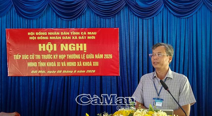 Ông Huỳnh Việt Triều, Chủ tịch UBND xã Đất Mới, trả lời các ý kiến của cử tri.