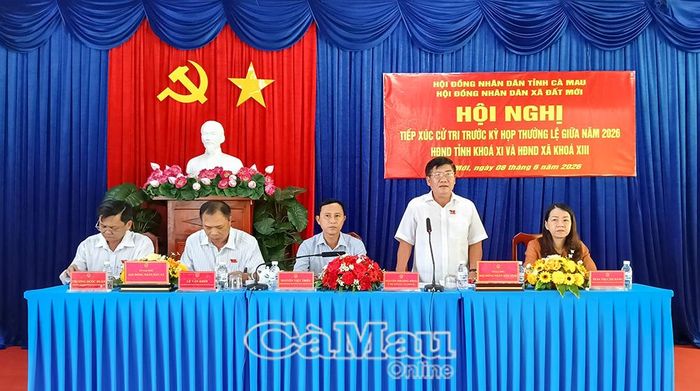 Ông Nguyễn Phương Đông, Bí thư Đảng ủy, Chủ tịch HĐND xã Đất Mới, ghi nhận ý kiến cử tri.
