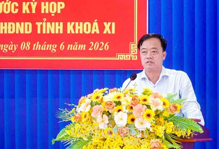 Đồng chí Huỳnh Quốc Việt, Phó Bí thư Thường trực Tỉnh ủy Cà Mau, phát biểu tại hội nghị tiếp xúc cử tri.