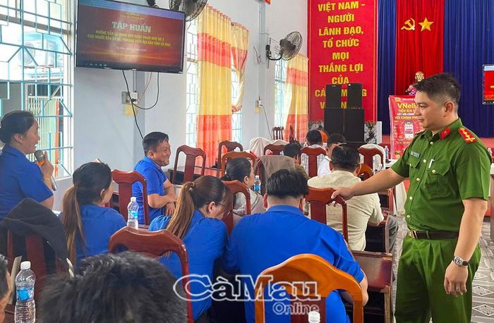 Cán bộ Phòng Cảnh sát QLHC về TTXH, Công an tỉnh tập huấn, trao đổi trực tiếp về các kỹ năng sử dụng VNeID và giải đáp khó khăn trong quá trình sử dụng.