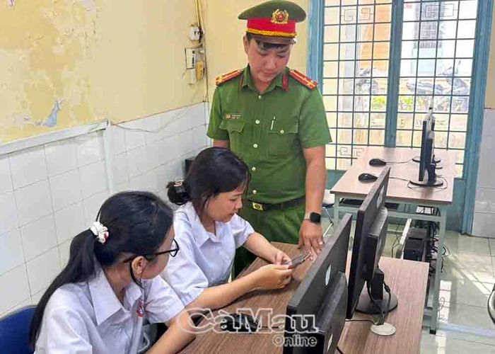 Cán bộ Công an phường Bạc Liêu hướng dẫn sinh viên Trường Cao đẳng y tế sử dụng các tiện ích trên ứng dụng VNeID.