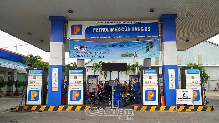 Các cửa hàng kinh doanh xăng dầu ở Cà Mau đã chuyển sang phân phối xăng E10 từ tháng 6/2026. Ảnh: CHÍ DIỆN