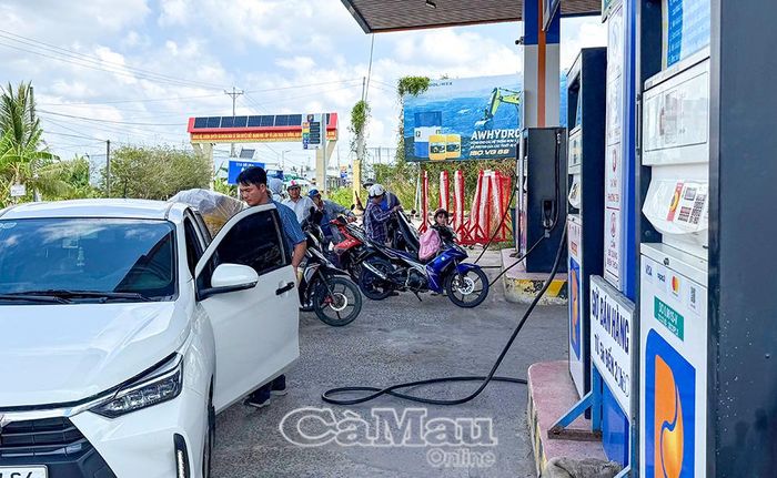 Để tự bảo vệ mình và có cơ sở pháp lý khi xảy ra bất kỳ sự cố tranh chấp nào, người dân nên hình thành thói quen lấy và giữ lại hóa đơn sau mỗi lần đổ xăng. (Ảnh chụp tại xã Đầm Dơi)