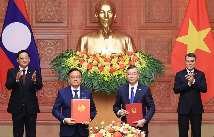 Bộ trưởng Bộ Tài chính Việt Nam Ngô Văn Tuấn và Phó Thủ tướng, Bộ trưởng Bộ Tài chính Lào Santiphab Phomvihane trao Thỏa thuận hợp tác giai đoạn 2026-2030 dưới sự chứng kiến của Thủ tướng Chính phủ hai nước. Ảnh: BTC