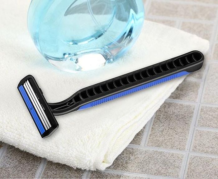 Bạn có thể mang dao cạo râu về. Ảnh minh họa