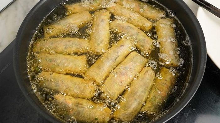 Nem rán hai lần sẽ giòn hơn. Ảnh minh họa