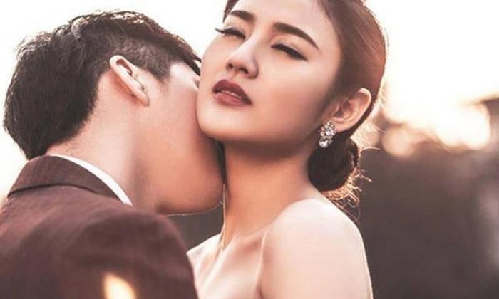 Một biểu hiện khác cần chú ý là việc kiểm soát điện thoại một cách bất thường. Ảnh minh họa