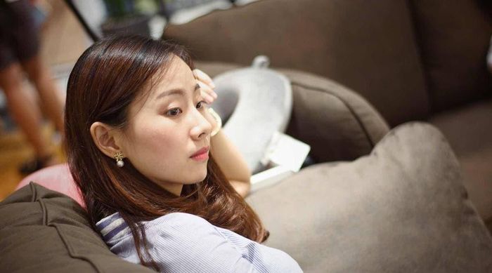 Trước giờ đi ngủ vốn là thời điểm dễ tạo sự gắn kết giữa vợ chồng, nhưng khi tình cảm có dấu hiệu thay đổi, một người có thể trở nên thờ ơ hoặc né tránh sự gần gũi. Ảnh minh họa
