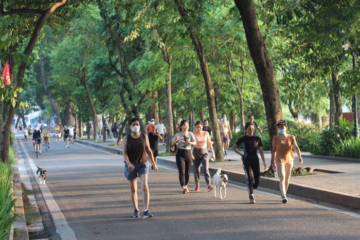 Đi bộ 8.000 - 10.000 bước mỗi ngày được xem là mức vận động có lợi cho sức khỏe tổng thể. (Ảnh: Internet)